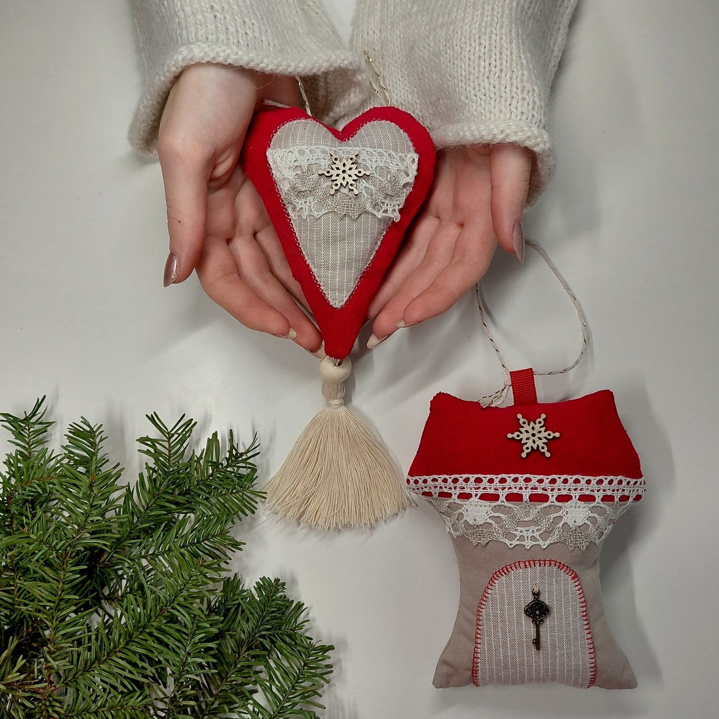Heart-shaped and house-shaped decorative ornaments with lace details